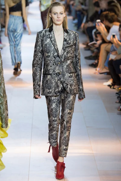 Look 17